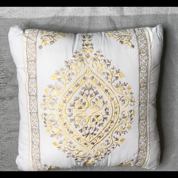 🎉 3 FOR 1 MADISON PARK PILLOWS 🎉 - Picture 3 of 6